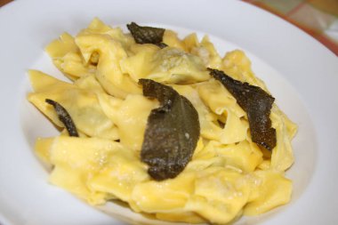 Bolonez soslu ve kıymalı İtalyan lazanyası.