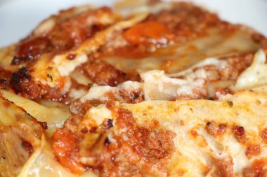 Bolonez soslu ve kıymalı İtalyan lazanyası.