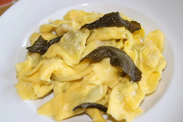 Macarrão Italiano Chamado Casoncelli Com Sábio Fotografia De Stock