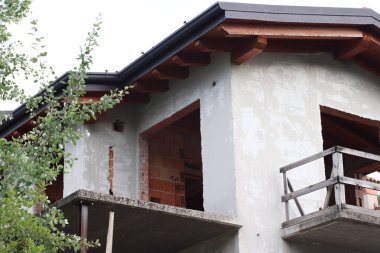 Terk edilmiş bir evin yaşlanmış ve yıpranmış bir köşesi.