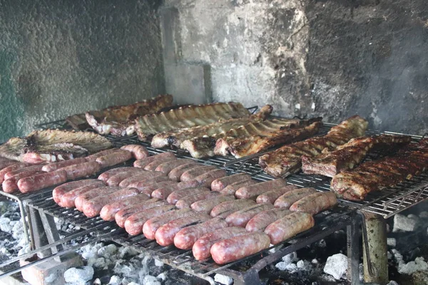 Mięso Zmieszane Żeberkami Wołowiny Kiełbasą Grillu — Zdjęcie stockowe