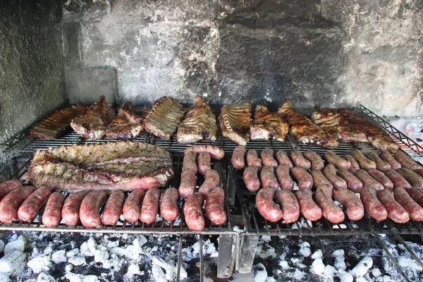 Izgarada Biftek Sosis Ile Karışık — Stok fotoğraf