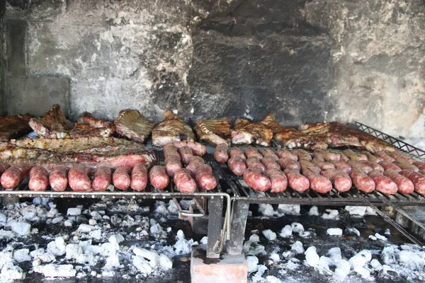 Смешанное Мясо Рёбрышками Говядины Колбасой Гриле — стоковое фото