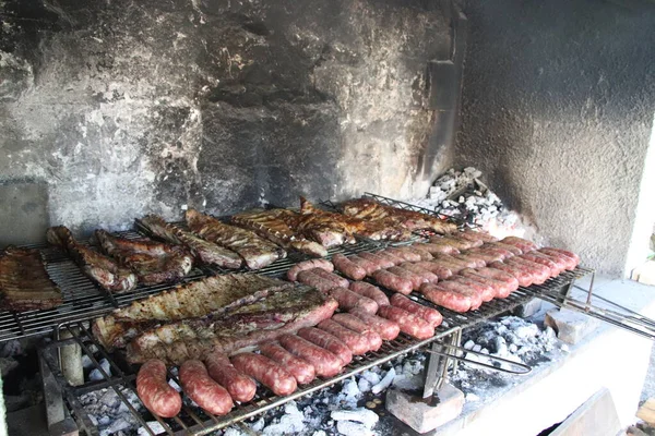 Carne Mezclada Con Costillas Ternera Salchichas Parrilla — Foto de Stock