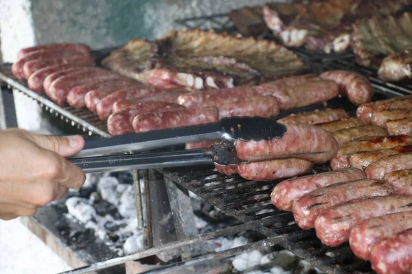 牛の肋骨とグリル上のソーセージと混合肉 — ストック写真