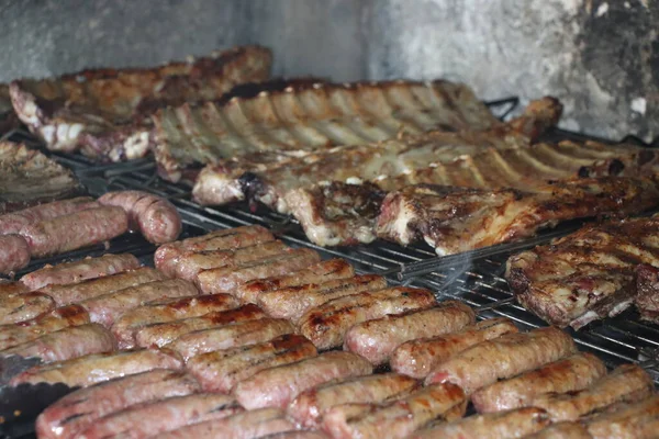 Gemischtes Fleisch Mit Rindfleisch Und Wurst Auf Dem Grill — Stockfoto