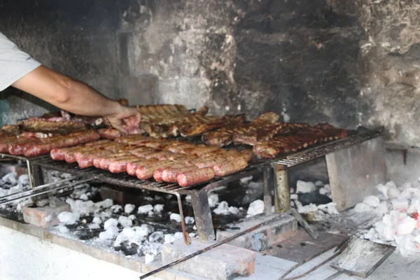 Izgarada Biftek Sosis Ile Karışık — Stok fotoğraf