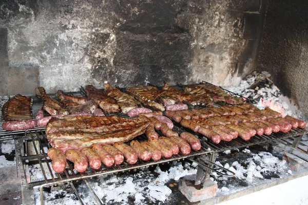 烤架上有牛肉和香肠排骨的混合肉 — 图库照片