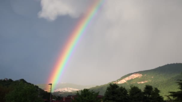 Arc Ciel Fortes Pluies Sur Vallée Montagne — Video