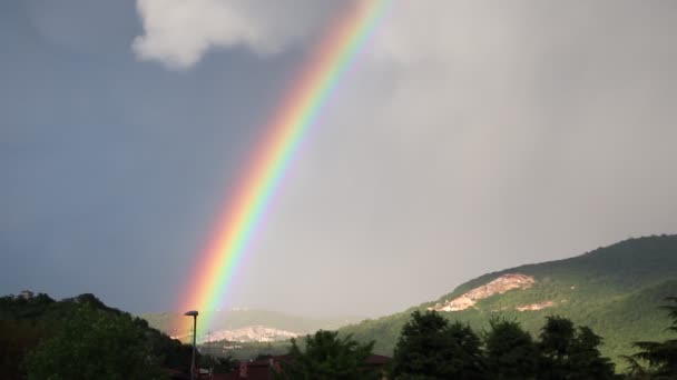 Arc Ciel Fortes Pluies Sur Vallée Montagne — Video