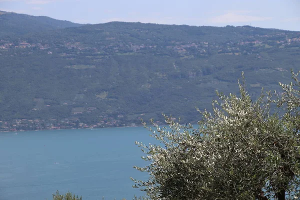 Lac Garde Italie Eau Bleue Nuages Blancs Montagnes Dans Brume — Photo