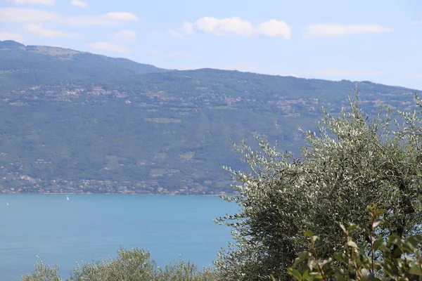 Lago Garda Itália Água Azul Nuvens Brancas Montanhas Neblina Conceito — Fotografia de Stock