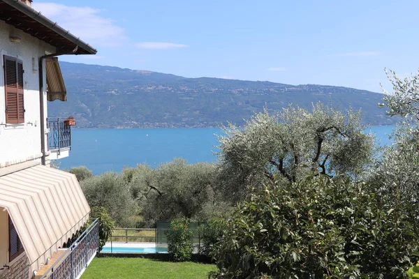 Gardameer Italië Blauw Water Witte Wolken Bergen Mist Vakantieconcept — Stockfoto