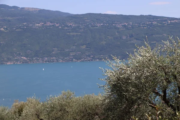 Lake Garda Italy Blue Water White Clouds Mountains Haze Vacation — Stock Photo, Image