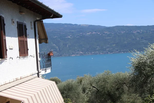 Gardameer Italië Blauw Water Witte Wolken Bergen Mist Vakantieconcept — Stockfoto