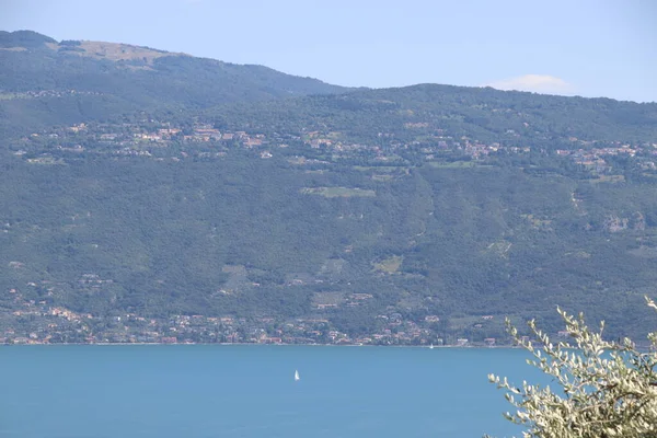 Lago Garda Italia Acqua Blu Nuvole Bianche Montagne Nella Foschia — Foto Stock