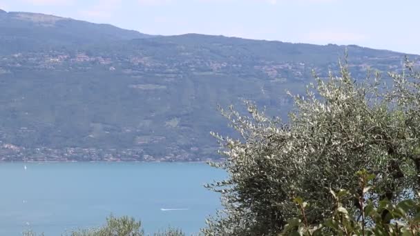 Gardameer Italië Blauw Water Witte Wolken Bergen Mist Vakantieconcept — Stockvideo