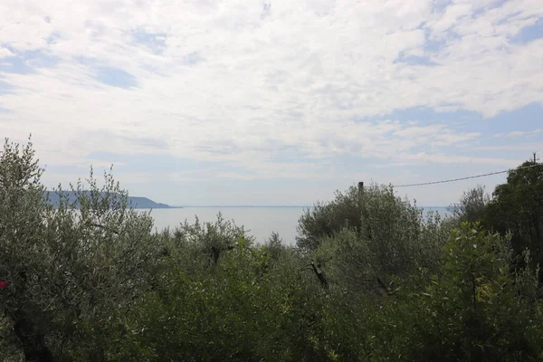 Gardameer Italië Blauw Water Witte Wolken Bergen Mist Vakantieconcept — Stockfoto
