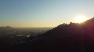 Mermer ocaklarıyla İtalyan Hazırlık Okulu 'nun Modern Residential District
