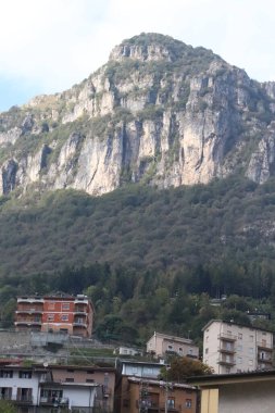 Val Trompia, Brescia, İtalya 'daki Lodrino köyünün panoramik manzarası