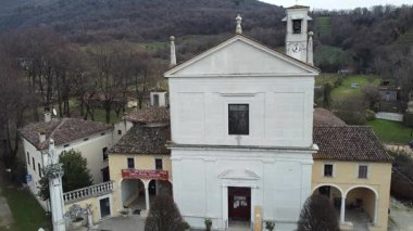 İtalya 'nın Rezzato kentindeki tarihi Santa Maria Assunta Kilisesi' nin havadan görünüşü. Valverde Vadisi, Brescia 'da antik Roma mimarisi.