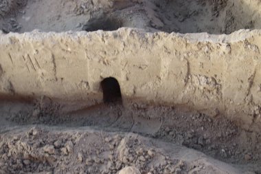 Kazı makinesi bir inşaat alanı. Kazıcı çukur kazıyor..