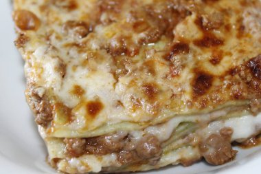 Bir parça biftekli lazanya.