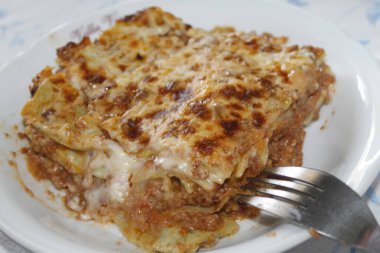 Tabakta lazanya var, yakın çekim.