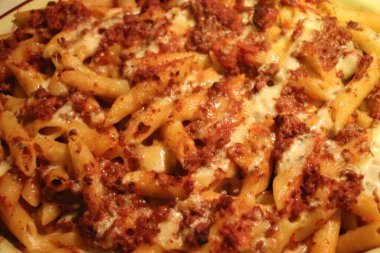 Peynirli ve domates soslu lezzetli makarna.