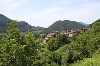 Yazın vadideki dağların manzarası