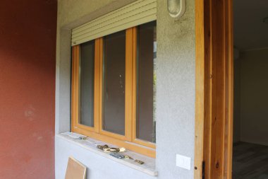 Bir evin balkonundaki pencere.