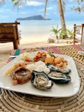 Sebzeli bir masada nefis ızgara tavuk.