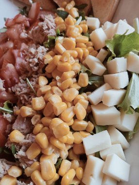 Tavuk ve sebzeli salata.