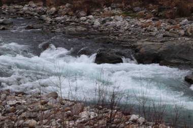 Brembo nehrinin hızlı akan suları San Pellegrino Terme 'deki kayaların üzerinde.