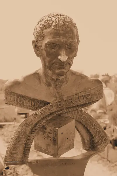 朱利叶斯 · 凯撒奥古斯都的雕像 — 图库照片