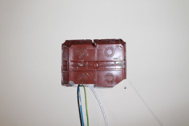 bir evin içinde güç kabloları