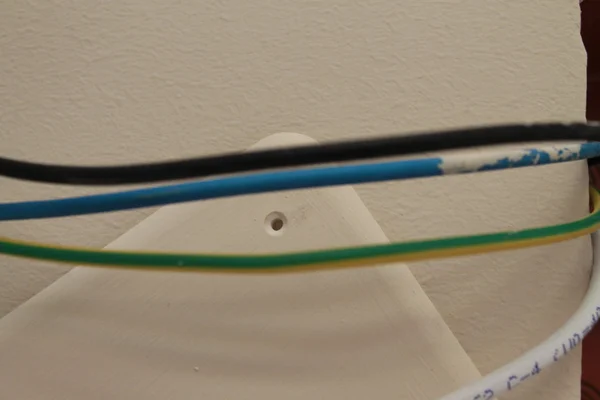 Cables de alimentación dentro de una casa — Foto de Stock