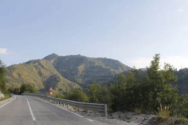 Route avec fond de montagnes en Italie — Photo