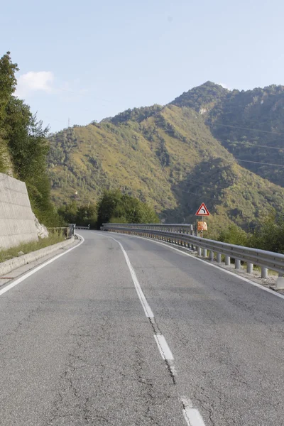 Carretera con fondo de montañas en Italia —  Fotos de Stock