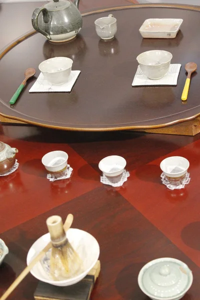 Japonský lžíce, hůlky, misky, poháry a deska — Stock fotografie