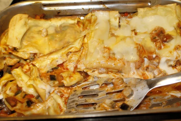 A padlizsán, a paradicsom, sárgarépa, olvadó sajt vegetáriánus lasagne — Stock Fotó
