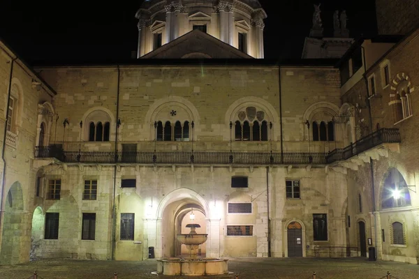 Brescia gece Kuzey İtalya katedral kubbe