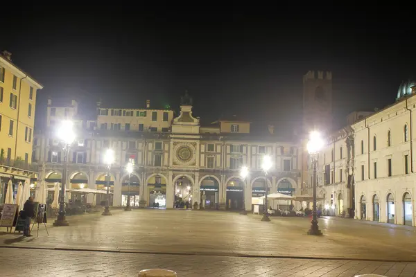 Kleine marmorne Engelsstatue vor einer Kirche in Italien — Stockfoto