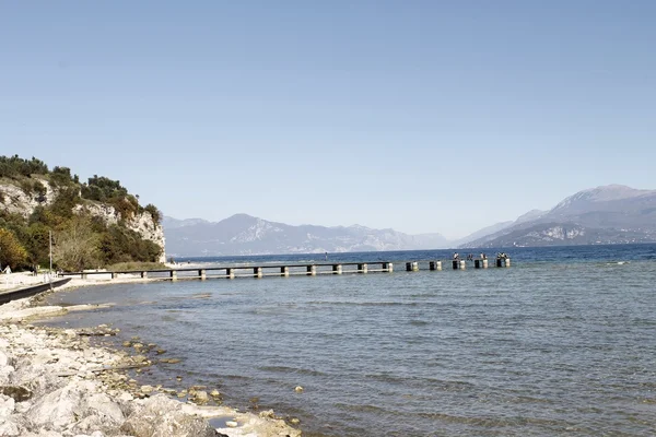 Krajina na pláž v Sirmione u jezera Garda v severní Itálii — Stock fotografie