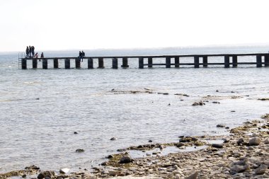 Garda Gölü Kuzey İtalya'daki Sirmione'da plaj manzara