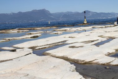 Garda Gölü Kuzey İtalya'daki Sirmione'da plaj manzara
