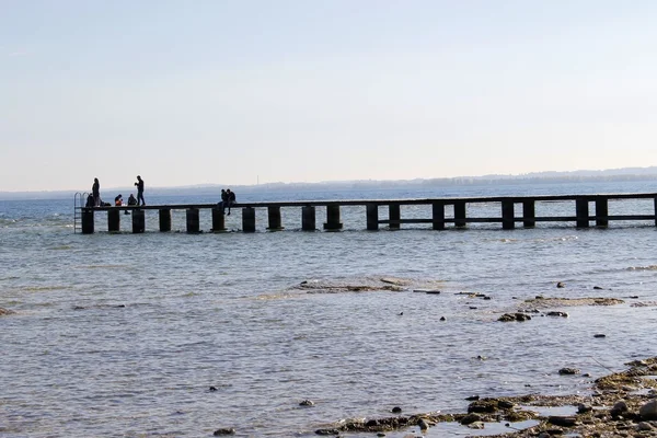 A strandtól, Sirmione, Garda-tó, Észak-Olaszországban a táj — Stock Fotó