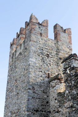 Garda Gölü Scaligero kalenin Kuzey Italia.