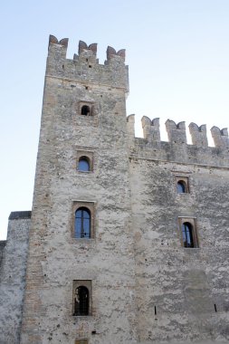 Garda Gölü Scaligero kalenin Kuzey Italia.