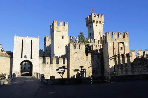 Il castello Scaligero sul lago di Garda nel nord Italia . — Foto Stock